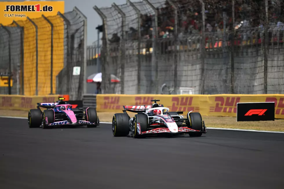 Foto zur News: Esteban Ocon (Haas) und Jack Doohan (Alpine)