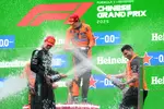 Foto zur News: George Russell (Mercedes) und Lando Norris (McLaren)