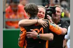 Foto zur News: Oscar Piastri (McLaren) und Zak Brown