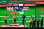Foto zur News: Lando Norris (McLaren), Oscar Piastri (McLaren) und George Russell (Mercedes)