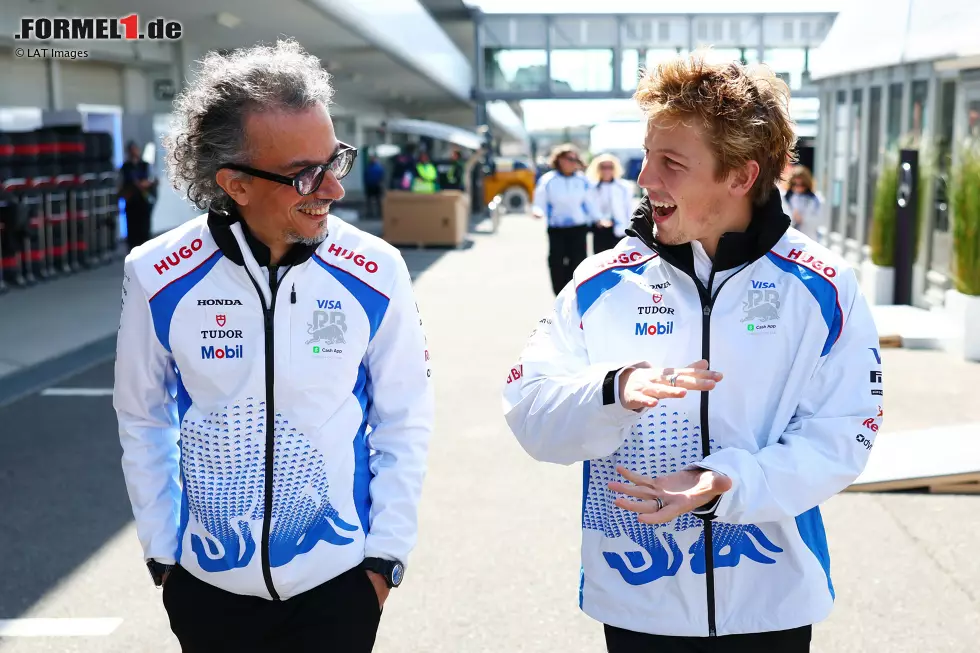 Foto zur News: Teamchef Laurent Mekies mit Liam Lawson (Racing Bulls)