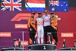 Foto zur News: Lando Norris (McLaren), Max Verstappen (Red Bull) und Oscar Piastri (McLaren)