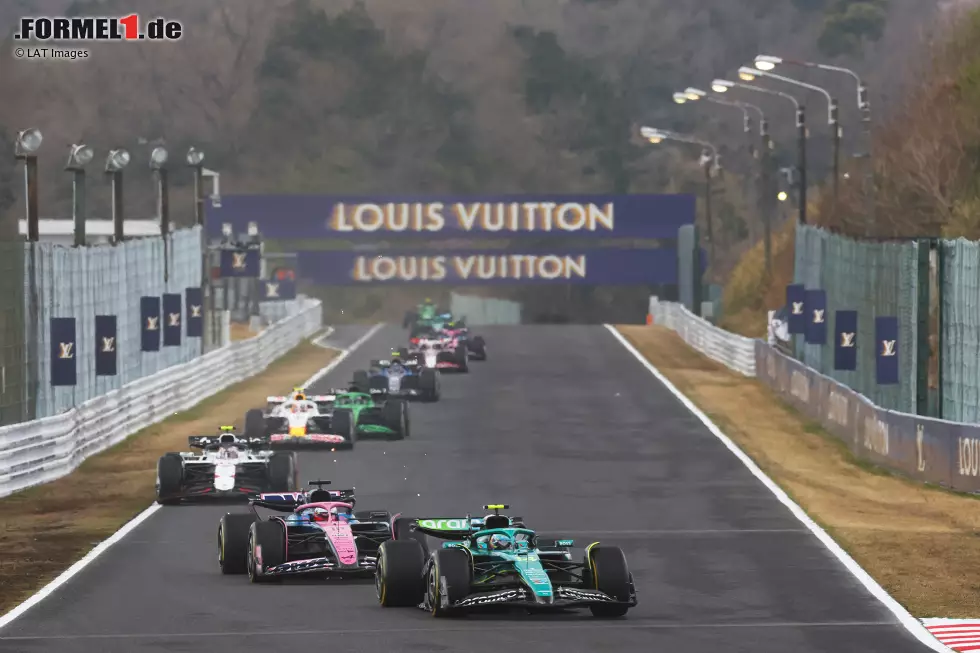 Foto zur News: Fernando Alonso (Aston Martin), Pierre Gasly (Alpine) und Yuki Tsunoda (Red Bull)