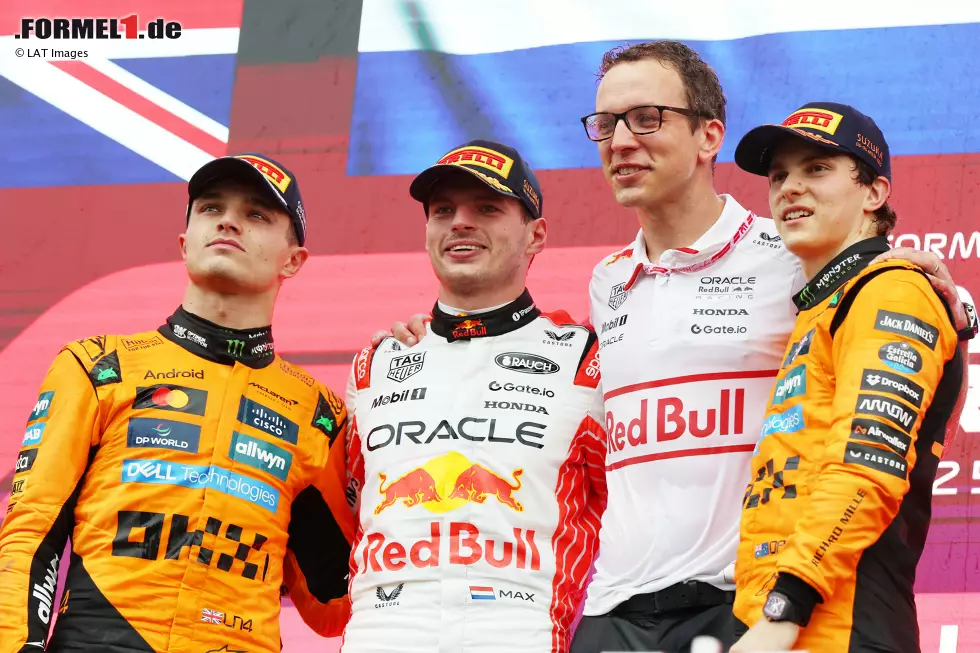 Foto zur News: Lando Norris (McLaren), Max Verstappen (Red Bull) und Oscar Piastri (McLaren)