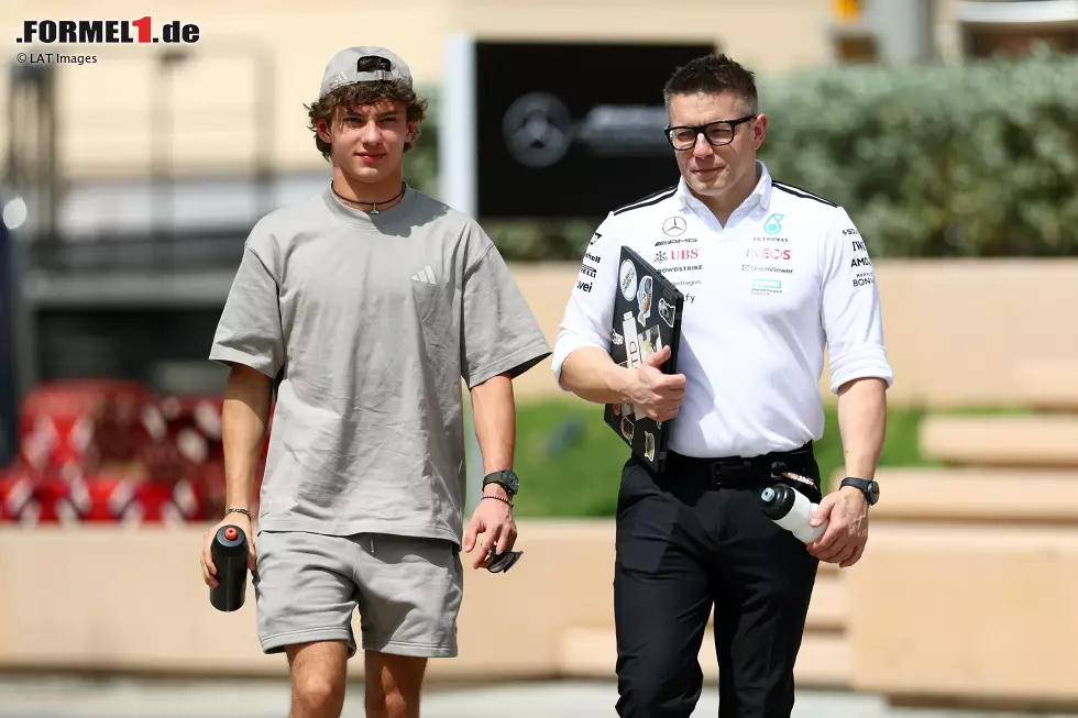 Foto zur News: Andrea Kimi Antonelli (Mercedes) mit Peter Bonnington