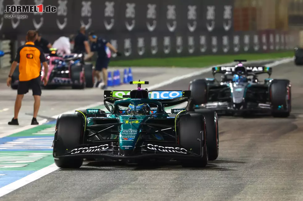 Foto zur News: Fernando Alonso (Aston Martin) und George Russell (Mercedes)