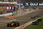 Foto zur News: Oscar Piastri (McLaren) und George Russell (Mercedes)