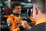 Foto zur News: Lando Norris (McLaren) und Zak Brown