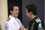 Foto zur News: Toto Wolff und George Russell (Mercedes)