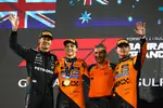Foto zur News: Oscar Piastri (McLaren), George Russell (Mercedes) und Lando Norris (McLaren)