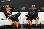 Foto zur News: Oscar Piastri (McLaren) und Lando Norris (McLaren)