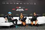 Foto zur News: Oscar Piastri (McLaren), George Russell (Mercedes) und Lando Norris (McLaren)