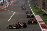 Foto zur News: Charles Leclerc (Ferrari), Lando Norris (McLaren) und Lewis Hamilton (Ferrari)