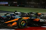 Foto zur News: George Russell (Mercedes) und Lando Norris (McLaren)