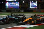 Foto zur News: George Russell (Mercedes) und Lando Norris (McLaren)