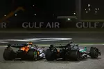 Foto zur News: George Russell (Mercedes) und Lando Norris (McLaren)