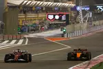 Foto zur News: Charles Leclerc (Ferrari) und Lando Norris (McLaren)