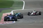 Foto zur News: Alexander Albon (Williams), Fernando Alonso (Aston Martin) und Oliver Bearman (Haas)