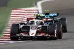 Foto zur News: Oliver Bearman (Haas) und Fernando Alonso (Aston Martin)