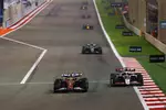 Foto zur News: Andrea Kimi Antonelli, Lewis Hamilton (Ferrari) und Esteban Ocon (Haas)