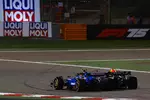 Foto zur News: Carlos Sainz (Williams) und Yuki Tsunoda (Red Bull)