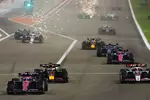 Foto zur News: Pierre Gasly (Alpine), Esteban Ocon (Haas) und Max Verstappen (Red Bull)