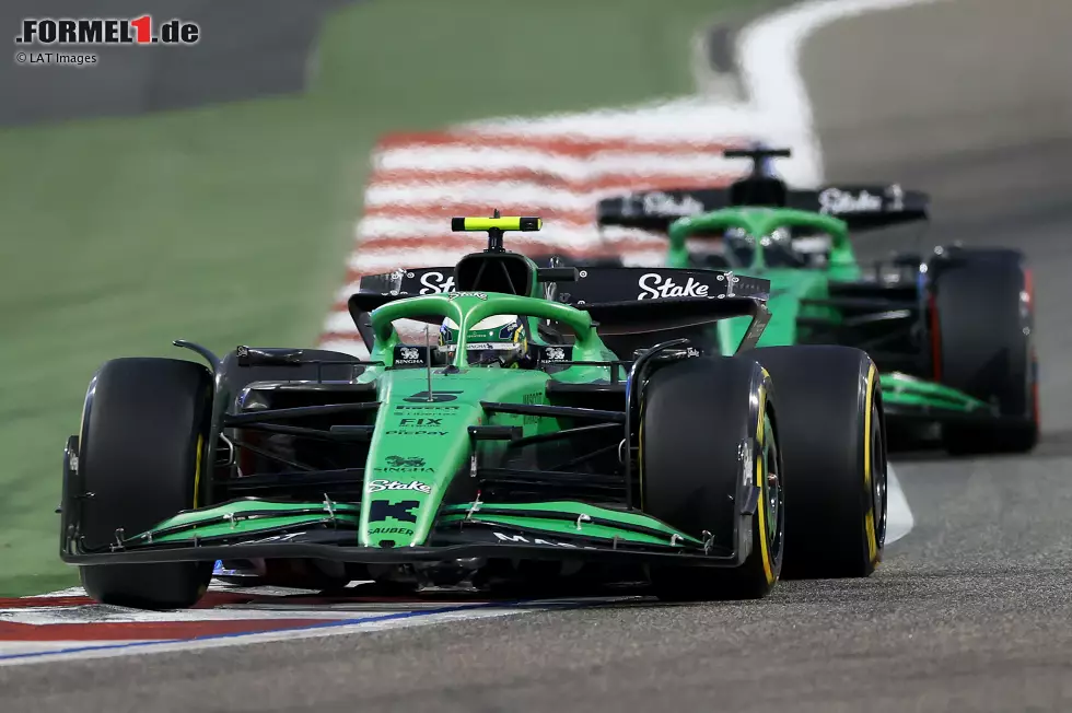 Foto zur News: Gabriel Bortoleto (Sauber) und Nico Hülkenberg (Sauber)