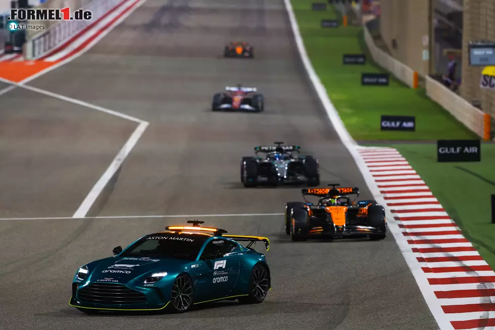 Foto zur News: Oscar Piastri (McLaren) und George Russell (Mercedes)