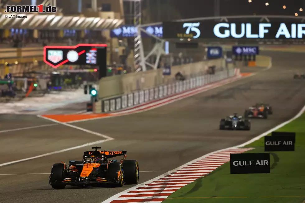 Foto zur News: Oscar Piastri (McLaren) und George Russell (Mercedes)