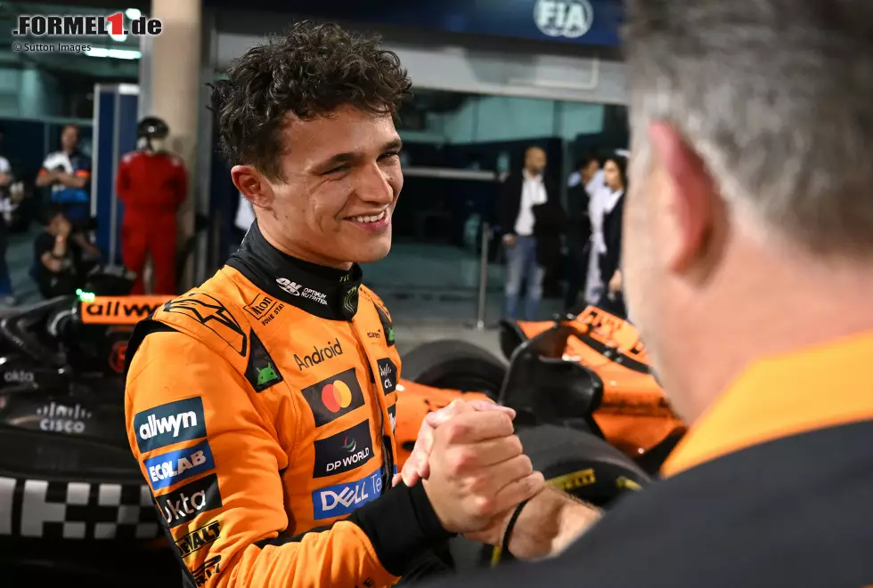 Foto zur News: Lando Norris (McLaren) und Zak Brown