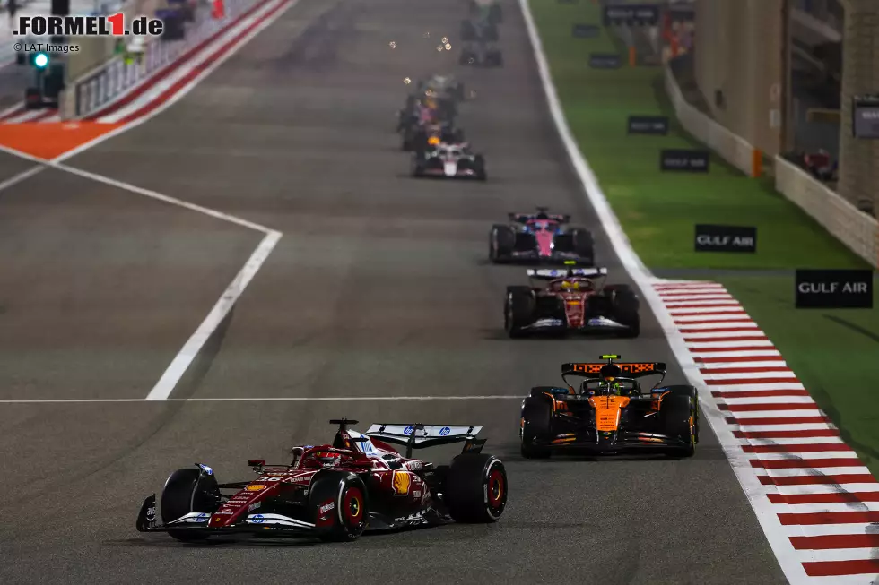 Foto zur News: Charles Leclerc (Ferrari), Lando Norris (McLaren) und Lewis Hamilton (Ferrari)