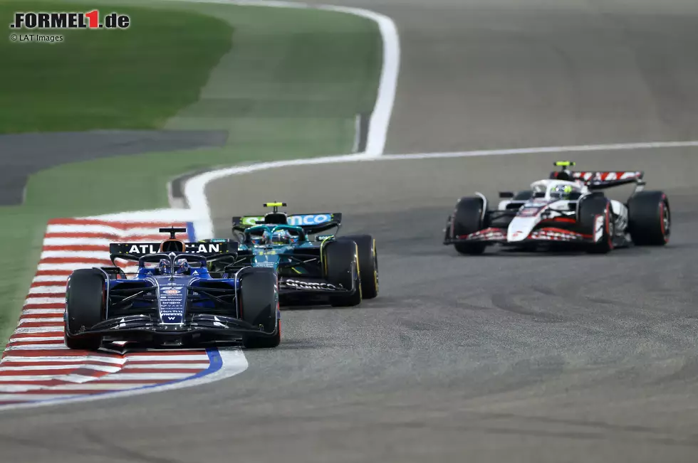 Foto zur News: Alexander Albon (Williams), Fernando Alonso (Aston Martin) und Oliver Bearman (Haas)