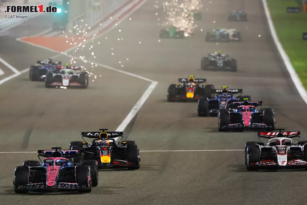 Foto zur News: Pierre Gasly (Alpine), Esteban Ocon (Haas) und Max Verstappen (Red Bull)