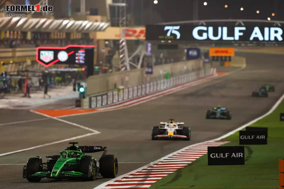 Foto zur News: Nico Hülkenberg (Sauber), Isack Hadjar (Racing Bulls) und Fernando Alonso (Aston Martin)
