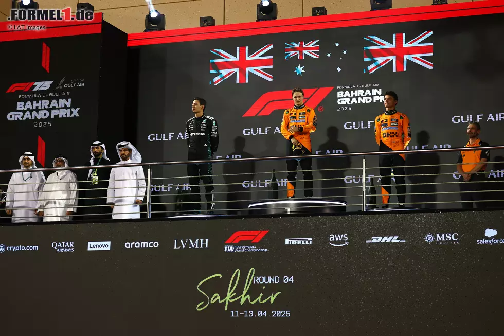 Foto zur News: Oscar Piastri (McLaren), George Russell (Mercedes) und Lando Norris (McLaren)