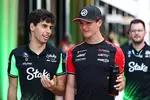 Foto zur News: Gabriel Bortoleto (Sauber) und Oliver Bearman (Haas)