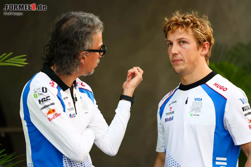 Foto zur News: Laurent Mekies und Liam Lawson (Racing Bulls)