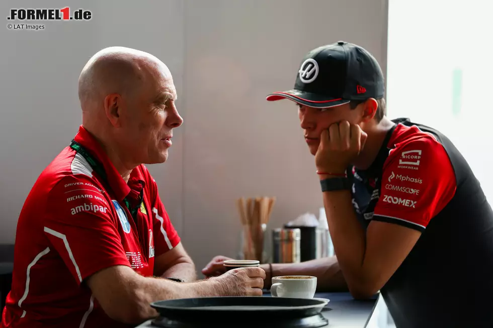 Foto zur News: Jock Clear und Oliver Bearman (Haas)