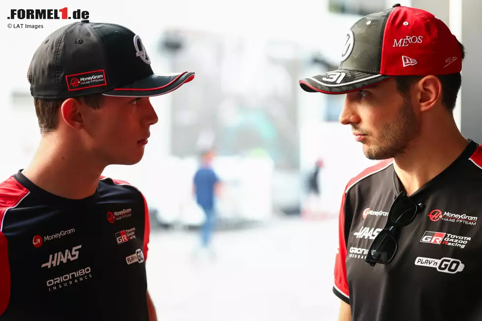 Foto zur News: Oliver Bearman (Haas) und Esteban Ocon (Haas)