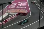 Foto zur News: Fernando Alonso (Aston Martin) und Lewis Hamilton (Ferrari)