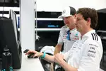 Foto zur News: Valtteri Bottas und Toto Wolff