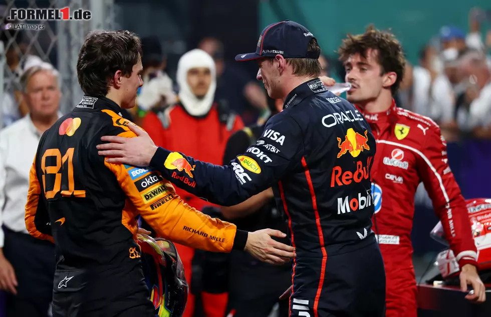 Foto zur News: Oscar Piastri (McLaren), Max Verstappen (Red Bull) und Charles Leclerc (Ferrari)