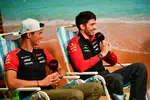 Foto zur News: Oliver Bearman (Haas) und Esteban Ocon (Haas)