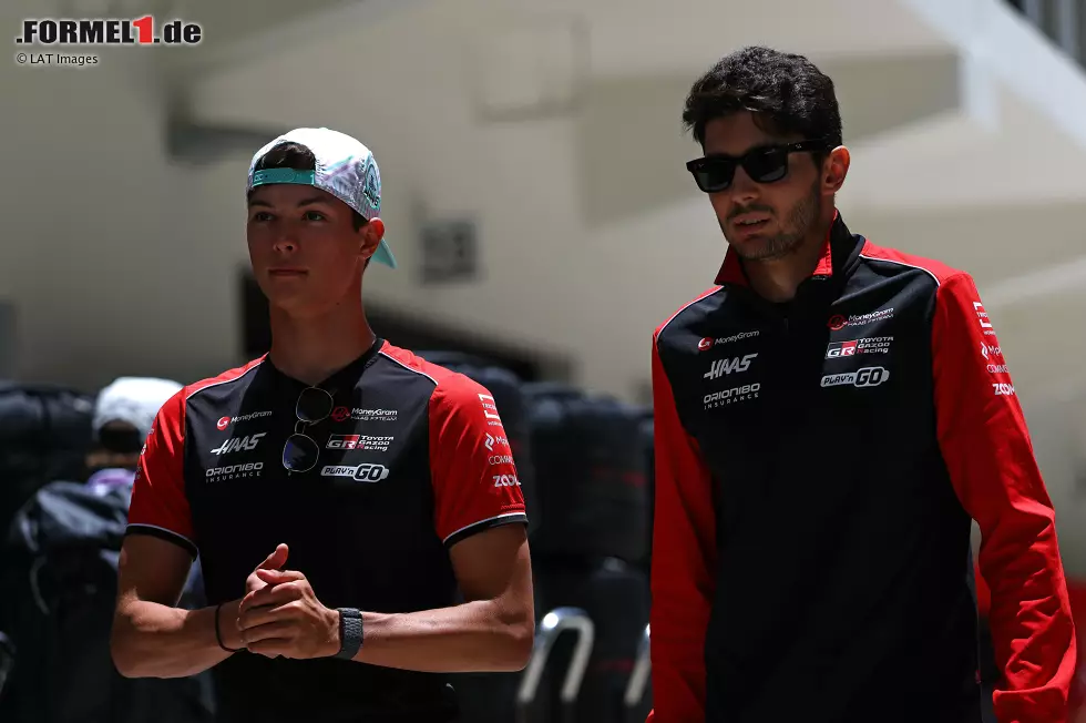 Foto zur News: Oliver Bearman (Haas) und Esteban Ocon (Haas)