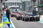 Foto zur News: Esteban Ocon (Haas) und Lewis Hamilton (Ferrari)