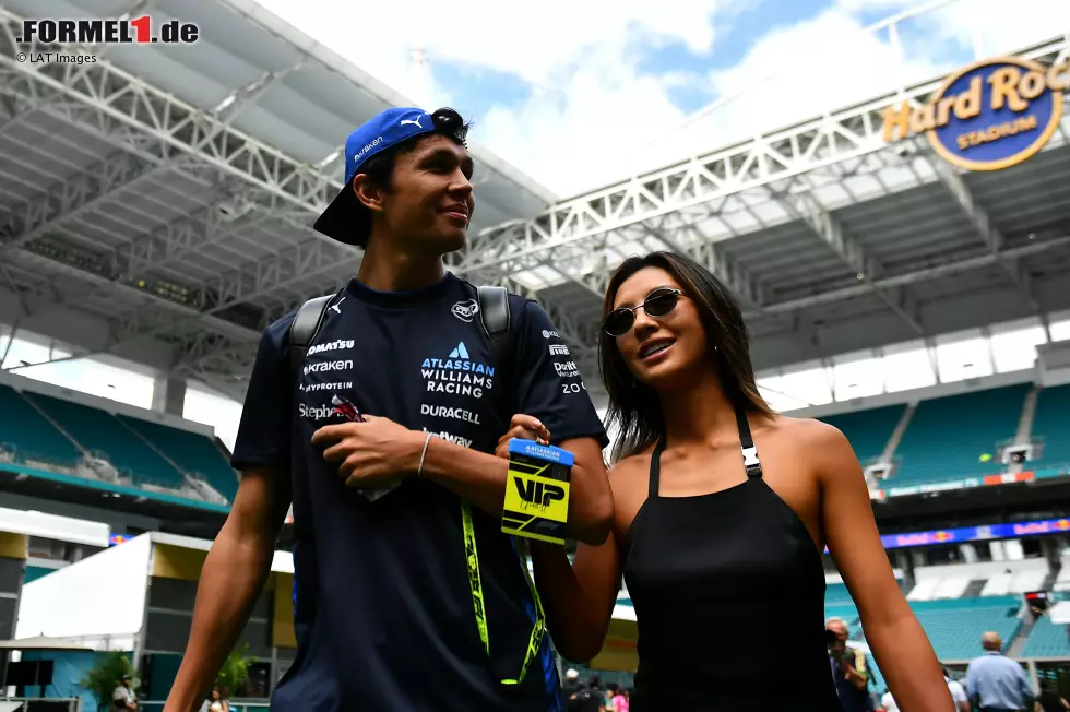 Foto zur News: Alexander Albon (Williams) mit Lily Muni He