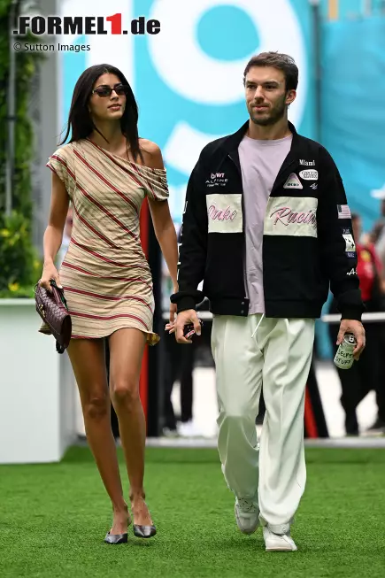 Foto zur News: Pierre Gasly (Alpine) mit Kika Cerquiera Gomes