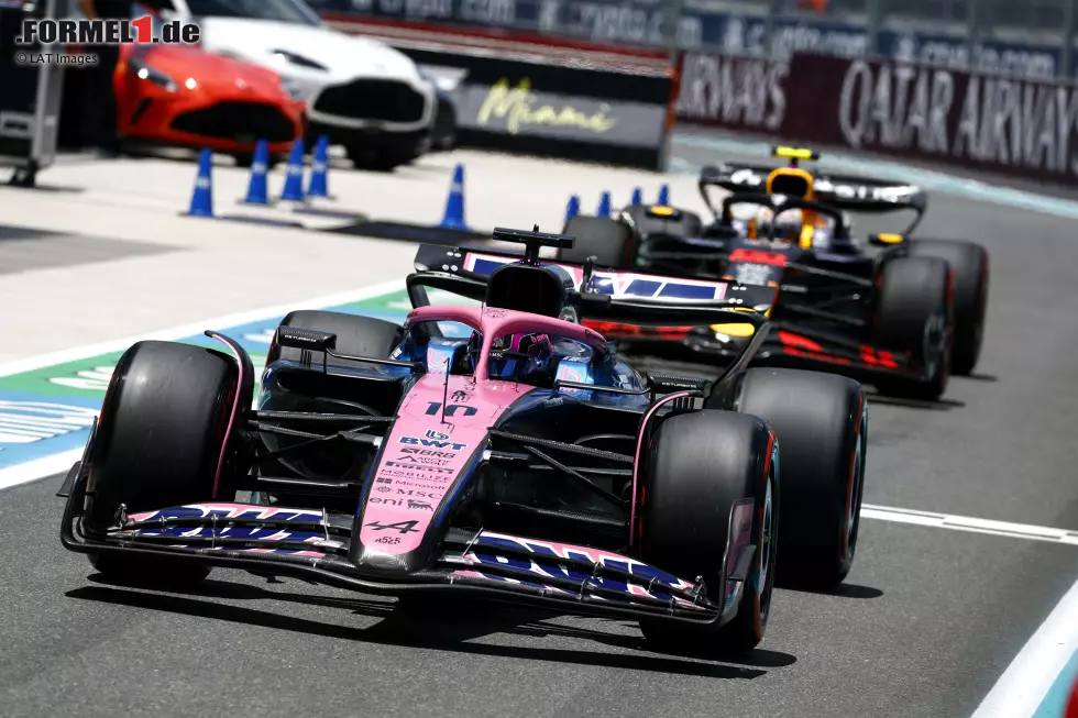 Foto zur News: Pierre Gasly (Alpine) und Yuki Tsunoda (Red Bull)