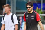 Foto zur News: Esteban Ocon (Haas) und Mick Schumacher