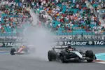 Foto zur News: George Russell (Mercedes) und Lewis Hamilton (Ferrari)